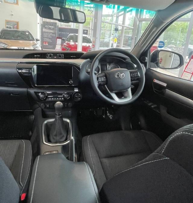 2025 Toyota Hilux Invincible 2.8 D-4D Manual